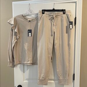 Womens lounge set
Universal Thread
Both pieces
Large top
Medium bottoms